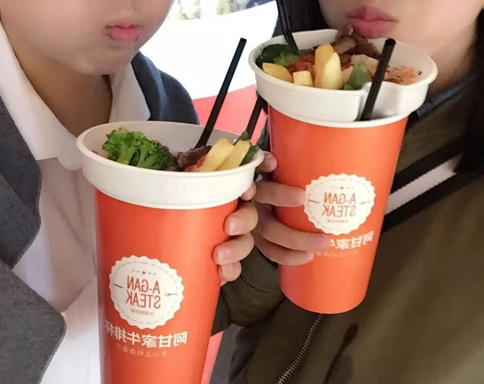 為什么你不看好的“牛排杯”項(xiàng)目，這家11平小店卻可以日營(yíng)過(guò)萬(wàn)？