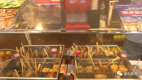 武漢這家知名便利店竟賣過期蝦餃，員工不滿向媒體舉報