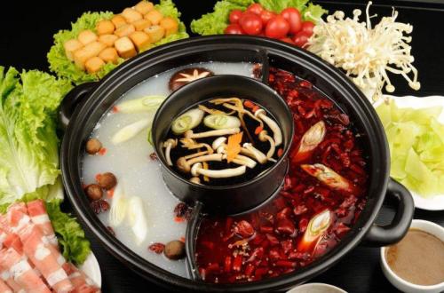 廣式火鍋與川渝火鍋搶風頭，豬肚雞搶“鮮”機