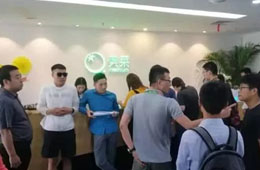 美菜網(wǎng)總部遭包圍，十余名縣域加盟商拉橫幅：還我血汗錢