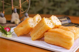 團(tuán)餐、連鎖早餐、超市熟食區(qū)……生坯油條悄然“攻占”市場(chǎng)