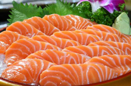 三文魚是怎么游進(jìn)新發(fā)地的？一塊“染毒”案板，撬開它背后的產(chǎn)業(yè)鏈