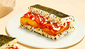 奧爾良雞肉搭配三色藜麥，這樣創(chuàng)新的大塊飯團(tuán)才可以大賣