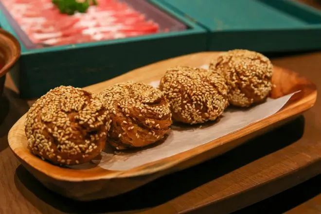 福成、思念等相繼上馬，京味兒麻醬燒餅?zāi)芊裣胥~鍋涮一樣圈粉？