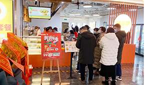 堂食餐飲全供預制菜，一年開6家店，這個品牌靠啥“嗨三餐”？