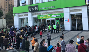 嘴上說不吃，身體很誠實(shí)！嫌棄預(yù)制菜的“老鄉(xiāng)”們?cè)诶相l(xiāng)雞門店大排長龍