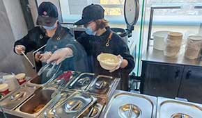 庫迪賣盒飯、檸季賣烤腸…茶飲店開辟副業(yè)，凍品小吃大有機(jī)會(huì)