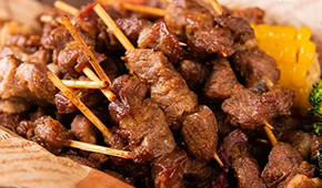 食尚是個(gè)輪回？迷你肉串走紅，東方甄選、大莊園、大希地、皓月等集體“擼小串”